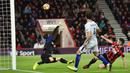 Gelandang Chelsea, Cesc Fabregas, melepaskan tendangan ke gawang Bournemouth pada laga Premier League di Stadion Vitality, Sabtu (28/10/2017). Chelsea menang 1-0 atas Bournemouth. (AFP/Glyn Kirk)