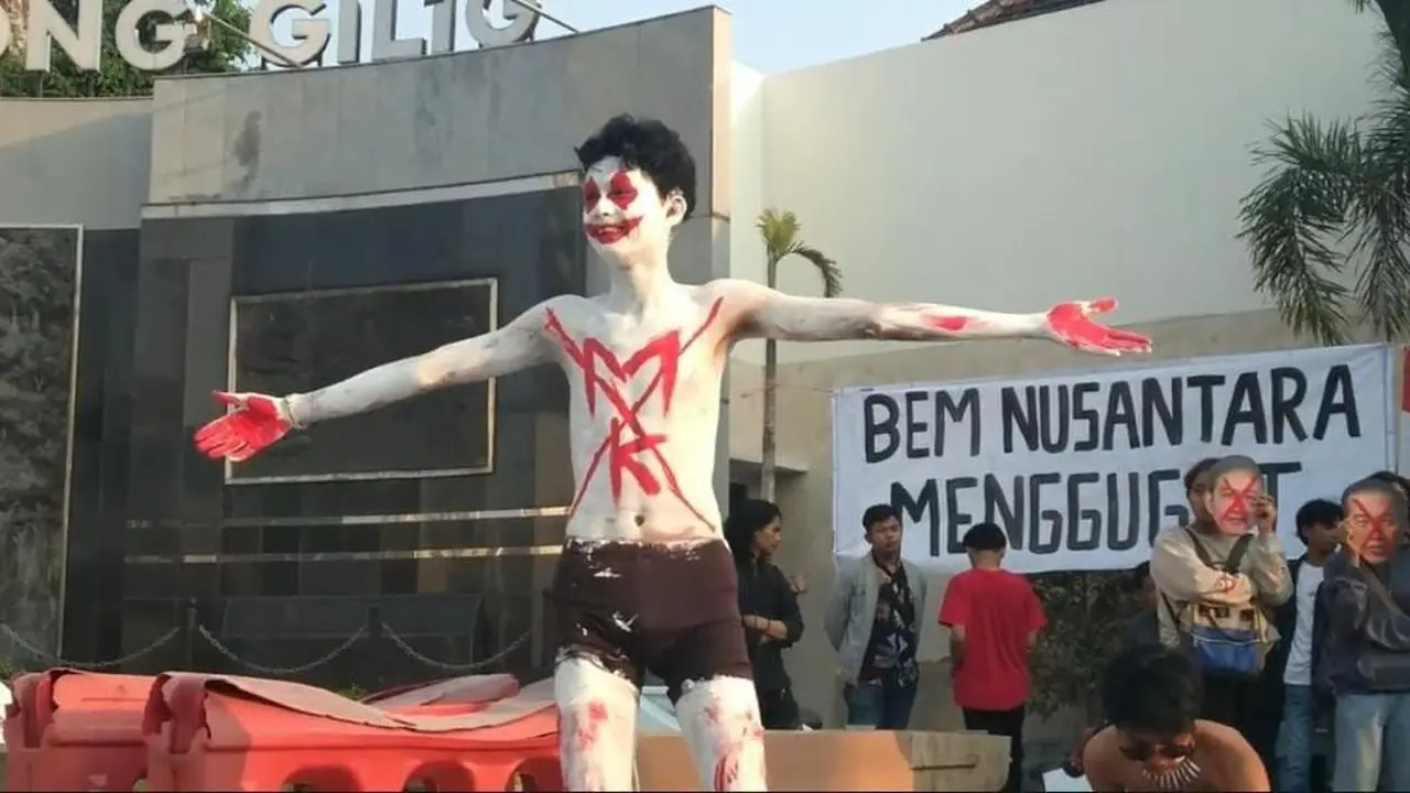 Sejumlah mahasiswa yang tergabung dalam Badan Eksekutif Mahasiswa (BEM) Nusantara Daerah Istimewa Yogyakarta (DIY) melakukan unjuk rasa dan menggelar aksi teatrikal untuk menolak putusan Mahkamah Konstitusi (MK) soal batas usia calon presiden (capres) dan