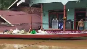 Hujan deras menyebabkan air Sungai Long Apari dan Sungai Boh meluap dan melimpas ke rumah warga. Dari 50 kampung di Mahakam Ulu, 35 kampung di antaranya terendam banjir. (Liputan6.com/ Dok Ist Basarnas)