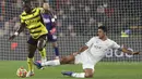 Bek Manchester City,Rodrigo berusaha merebut bola pemain Watford, Moussa Sissoko pada pertandingan lanjutan Liga Inggris di Stadion Vicarage Road di Watford, Inggris (4/12/2021). City menang atas Watford 3-1. (AP Photo/Ian Walton)