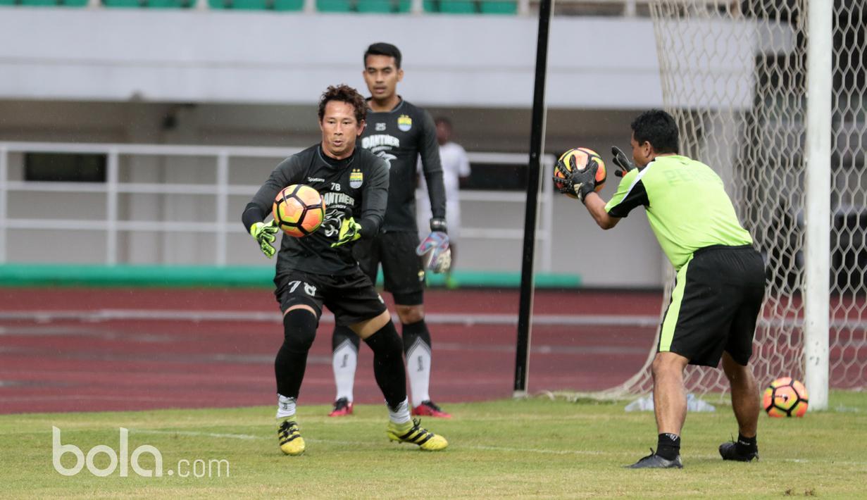 I Made Wirawan berlatih kecepatan saat sesi latihan tim di Stadion Pakansari, Bogor, Jumat (10/3/2017). (Bola.com/Nicklas Hanoatubun)