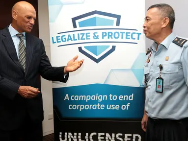 Senior Director BSA Tarun Sawney berbincang dengan Kasubdit Pencegahan & Penyelesaian Sengketa Dirjen Kekayaan Intelektual Kemenkumham Irbar Susanto saat peluncuran Legalize and Protect di Jakarta, (18/3). (Liputan6.com/Fery Pradolo)