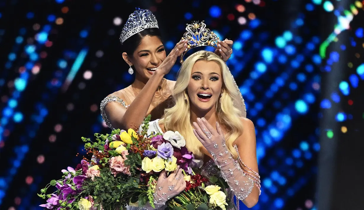 Sebagai pemenang, Victoria Kjaer langsung dimahkotai oleh pemenang Miss Universe 2023, Sheynnis Palacios dari Nikaragua. (CARL DE SOUZA/AFP)