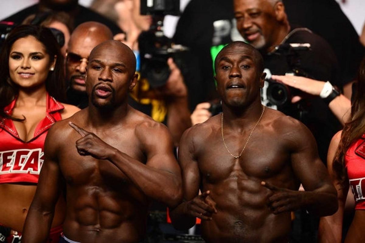 Jelang pertarungan, Mayweather dan Berto saling tatap