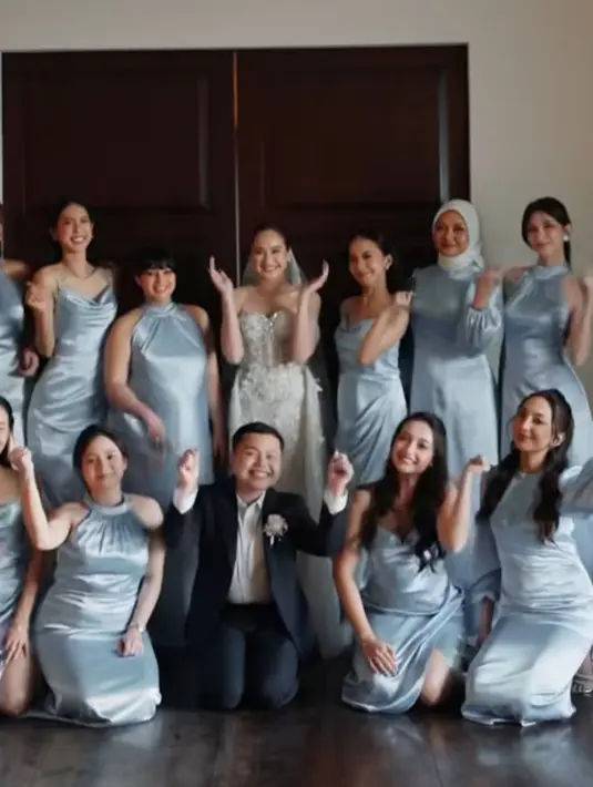 Saat resepsi pernikahan, Salshabilla didampingi dengan para bridesmaid dengan gaun warna baby blue dengan berbagai model. [@salshabillaadr]