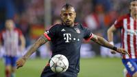Gelandang Bayern Munchen, Arturo Vidal, berebut bola dengan pemain Atletico Madrid pada semifinal Liga Champions. (EPA/Peter Powell)