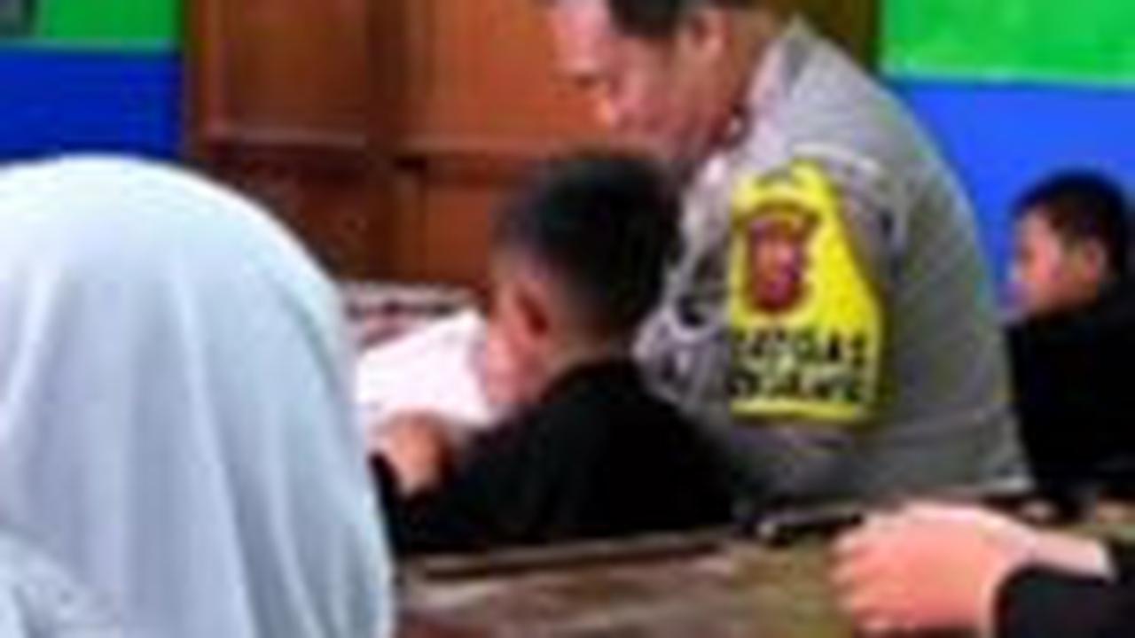Tak hanya itu, para polisi tersebut lantas mengantar Ilham untuk kembali ke kediaman pribadi. <br>