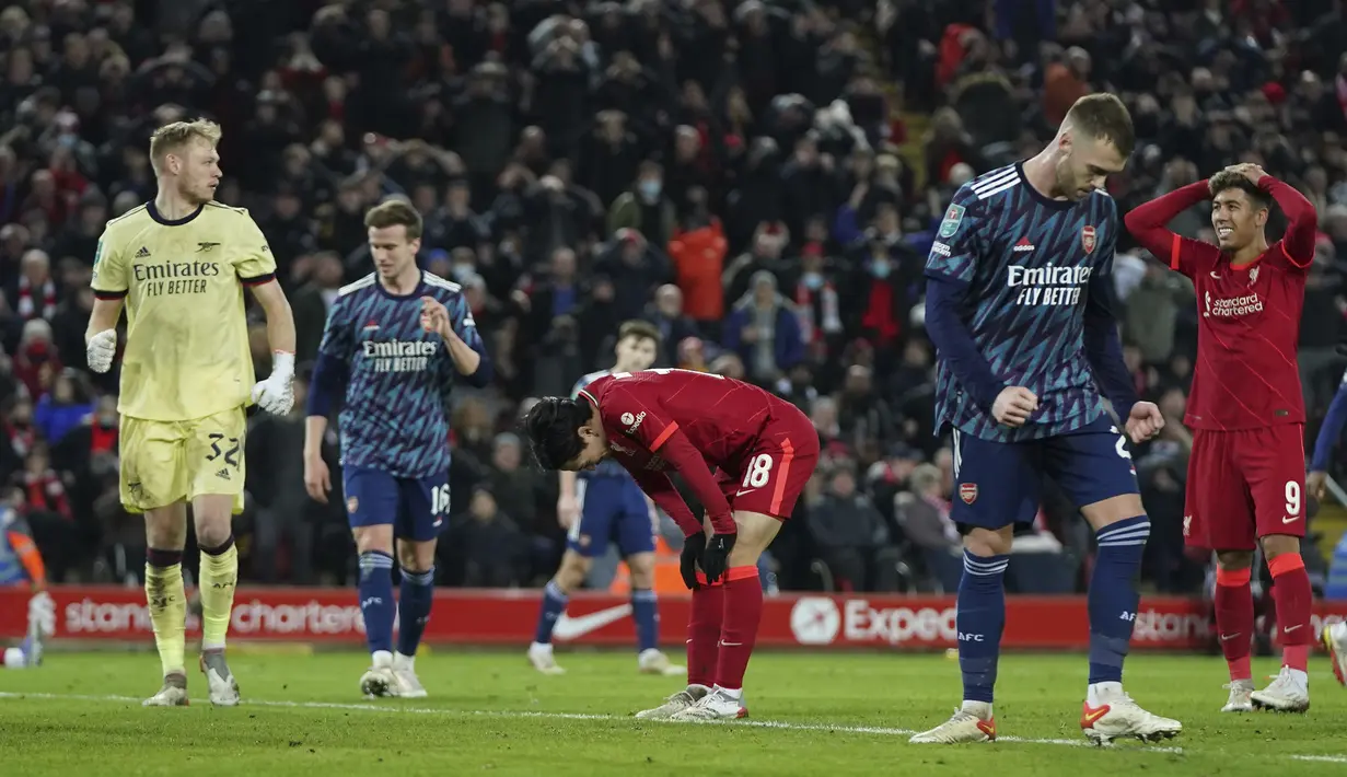 Liverpool baru memperoleh peluang bersih menjelang laga berakhir. Sepakan Takumi Minamino (tengah) dari jarak dekat masih melambung di atas mistar usai menyambar bola rebound yang gagal dibuang sempurna oleh Aaron Ramsdale. (AP/Jon Super)