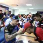 Salah satu crosser memberikan tanda tangan kepada penggemar di MXGP Semarang (dok: Yamaha)