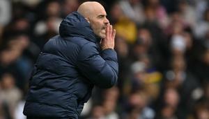 Pelatih kepala Chelsea asal Italia, Enzo Maresca, memberi isyarat di pinggir lapangan selama pertandingan Liga Primer Inggris antara Fulham dan Chelsea di Craven Cottage di London pada tanggal 20 April 2025. (Glyn KIRK/AFP)