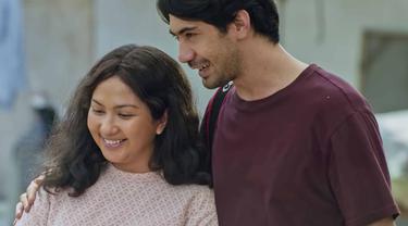 Jessica Mila dan Reza Rahadian dalam film Imperfect. (Foto: Dok. Starvision Plus)