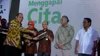 Menteri Desa, PDTT, Marwan Jafar (kiri) memberikan buku "Transmigrasi Menggapai Cita" saat peluncuran buku tersebut di Kantor Kementerian Desa, PDTT, Jakarta, Selasa (19/1/2016). (Foto: Wahyu Wening/Humas Kemendes, PDTT) 