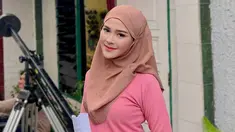 Denny mengatakan jika Bella Bonita merupakan wanita yang awalnya menjadi kawan dan akhirnya menjadi sang kekasih. Diketahui, keduanya pertama kali bertemu pada tahun 2020. Saat itu Bella menjadi model video klip lagu Denny Caknan yang melejit yakni 'Los Dol’, bersama dengan Dodit Mulyanto. (Liputan6.com/IG/@bellabonita_r.a)