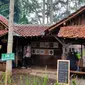 Suasana warung kopi manis Kuningan dengan salah satu menu andalan Sayur Lodeh. Foto (Liputan6.com / Panji Prayitno)