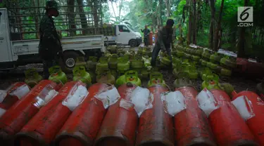 Ratusan tabung gas oplosan diamankan anggota TNI Korem 061 Suryakancana di lokasi pengoplosan gas di hutan Rumpin, Kabupaten Bogor, Senin (19/2). TNI menemukan sekitar 800 tabung gas berbagai ukuran yang sudah dioplos. (Liputan6.com/Achmad Sudarno)