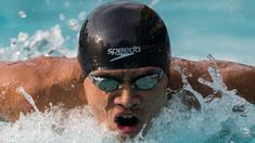 Perenang Indonesia, Glenn Victor, berlatih keras untuk mempersiapkan diri jelang Olimpiade 2016 Rio de Janeiro di Kolam Renang Cikini, Jakarta, Senin (25/7/2016). (Bola.com/Vitalis Yogi Trisna)