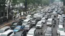 Sejumlah kendaraan terjebak kemacetan di sekitar lokasi pengalihan arus lalu lintas di Jalan Medan Merdeka Timur, Jakarta, Jumat (14/6/2019). Pengalihan arus dilakukan di sejumlah titik menuju Gedung Mahkamah Konstitusi terkait sidang perdana sengketa Pilpres 2019. (Liputan6.com/Immanuel Antonius)