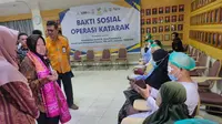 Menteri Sosial (Mensos) Tri Rismaharini mengunjungi pasien yang mendapatkan bantuan Bakti Sosial Operasi Katarak dari YPP, SCTV-Indosiar, Perdami dan Kemensos (Liputan6.com / Nefri Inge)