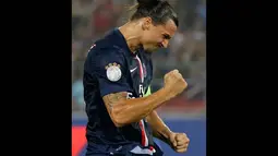 Striker Swedia itu mencetak dua gol yang mengantarkan PSG meraih trofi perdana di musim ini, Sabtu (2/8/14). (REUTERS/Jason Lee)