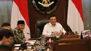 Menteri Koordinator Bidang Politik dan Keamanan (Menko Polkam) Djamari Chaniago didampingi Menteri Kehutanan Raja Juli Antoni  saat rapat koordinasi (rakor) penanganan kebakaran hutan dan lahan (karhutla) di Jakarta, Senin, 10 Agustus 2026. (KLY/Arie Basuki)