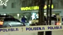 Garis polisi dipasang di lokasi penembakan yang terjadi di luar sebuah restoran di Kota Imatra, Finlandia, Minggu (4/12). Tersangka pelaku penembakan yaitu seorang pemuda setempat berusia 23 tahun sudah ditangkap. (Hannu Rissanen/Lehtikuva via REUTERS)