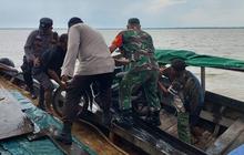 Aksi TNI Polri Bantu Masyarakat di Tengah Terpaan Ombak Laut Kuala Kampar