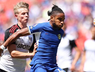 Pemain Chelsea, Christopher Nkunku, berebut bola dengan pemain Fulham, Luc De Fougerolles, pada laga Premier League Summer Series di FedEx Field di Maryland, Washington, Senin (31/7/2023). Chelsea menang dengan skor 2-0. (Photo by Tim Nwachukwu / GETTY IMAGES NORTH AMERICA / Getty Images via AFP)