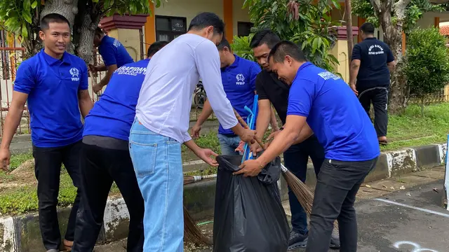 Warga Binaan Pemasyarakatan (WBP) Rutan Kelas II B Serang bersihkan Masjid Ats-Tsauroh, Kota Serang, Banten.