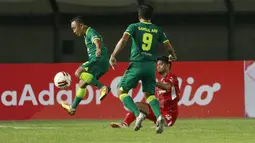 Gelandang Persebaya Surabaya, Rendi Irwan (kiri), berusaha melewati pemain Persik Kediri pada laga Grup C Piala Menpora 2021 di Stadion Si Jalak Harupat, Bandung, Selasa (23/3/2021). (Bola.com/M Iqbal Ichsan)