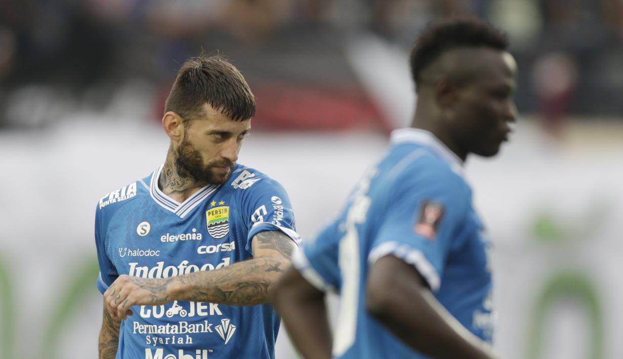 Ekspresi Bojan Malisic pada laga lanjutan Piala Presiden 2019 yang berlangsung di Stadion Jalak Harupat, Kab Bandung, Kamis (7/3). Persib Bandung kalah 2-3 kontra Persebaya Surabaya. (Bola.com/M.Iqbal Ichsan)