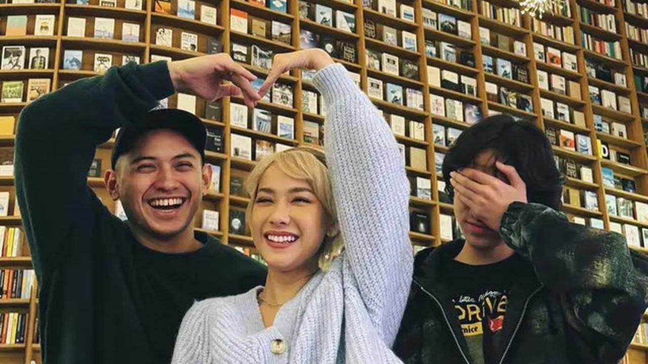 6 Potret OOTD BCL Selama di Korea Selatan, Paduan Pas dengan Rambut Pixie Cut