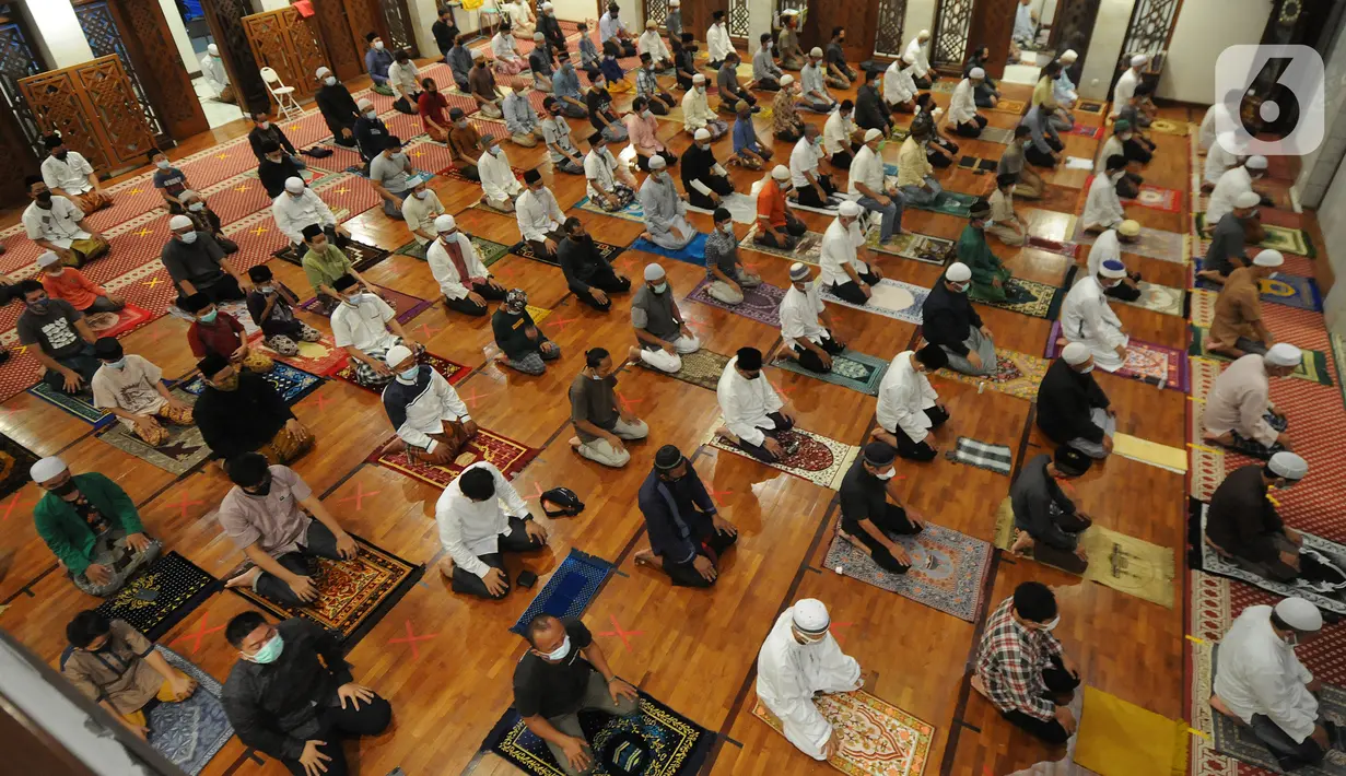 Umat muslim melaksanakan salat tarawih pertama 1 Ramadan 1442 H di Masjid Raya Cinere, Depok, Jawa Barat, Senin (12/4/2021). Hari ini, umat muslim melaksanakan ibadah salat tarawih pertama untuk selanjutnya menjalankan ibadah puasa satu bulan ke depan. (merdeka.com/Arie Basuki)