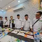 Ketua PPIH Arab Saudi Subhan Cholid bersama jajaran mencicipi hasil masakan juru masak penyedia katering jemaah haji Indonesia. (Foto: MCH PPIH 2023)