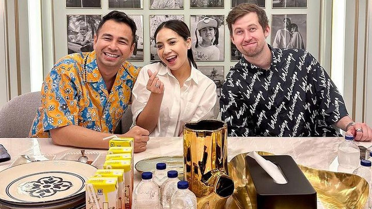 Potret Alan Walker saat menikmati sajian makanan di Andara. Tampak ada istri Raffi Ahmad, Nagita Slavina.<br>