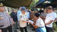 Momen Haru saat Mendagri Beri Santunan Keluarga Korban Gempa di Ende