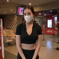 Anya Geraldine saat cosplay jadi kasir sebuah restoran, rupanya cita-cita dari kecil. (Youtube Kuy Entertainment)