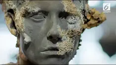 Seniman terkaya di Inggris membuat pameran seni bawah laut berjudul "Treasure from the Wreck of the Unbelievable".