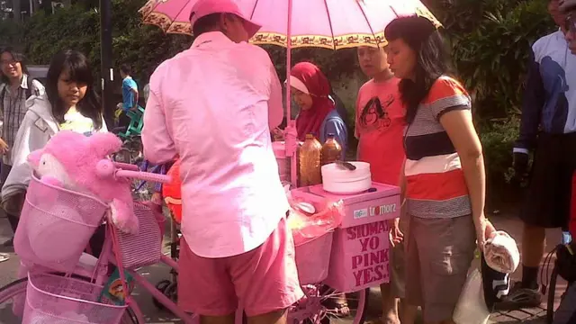6 Outfit Kekinian Penjual Ini Penuh Totalitas, Bikin Salut