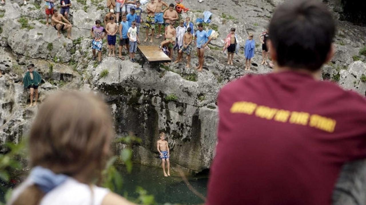 Bergaya "Superman" terjun bebas di Kanal ob Soci