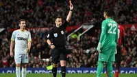 Sergio Romero mendapat kartu merah pada laga Manchester United melawan Derby County, Selasa (25/9/2018). (AFP/Paul Ellis)
