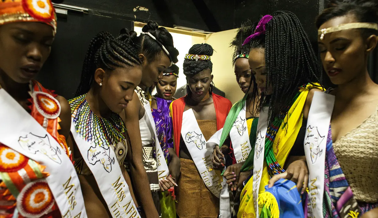 Kontestan Miss Africa Continent berdoa sebelum dimulainya kontes kecantikan di Johannesburg, Afrika Selatan, 30 April 2016. Kontes kecantikan pertama di Afrika ini merupakan gagasan produser film Neo Mashishi asal Afrika Selatan. (JOHN Wessels/AFP)
