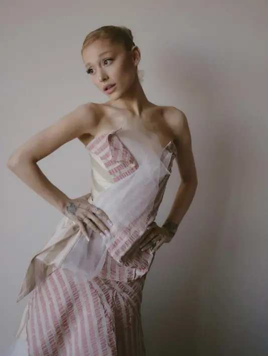 Ariana Grande memerankan karakter Galinda Upland sosok yang kelak akan menjadi sosok Glinda The Good Witch of North. [Foto: Instagram/ Ariana Grande]