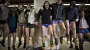 Sejumlah pemuda tampak hanya mengenakan celana dalam saat menunggu kereta bawah tanah di Bucharest, Rumania. Foto diambil Minggu (11/01/2015). (AFP PHOTO/DANIEL MIHAILESCU)