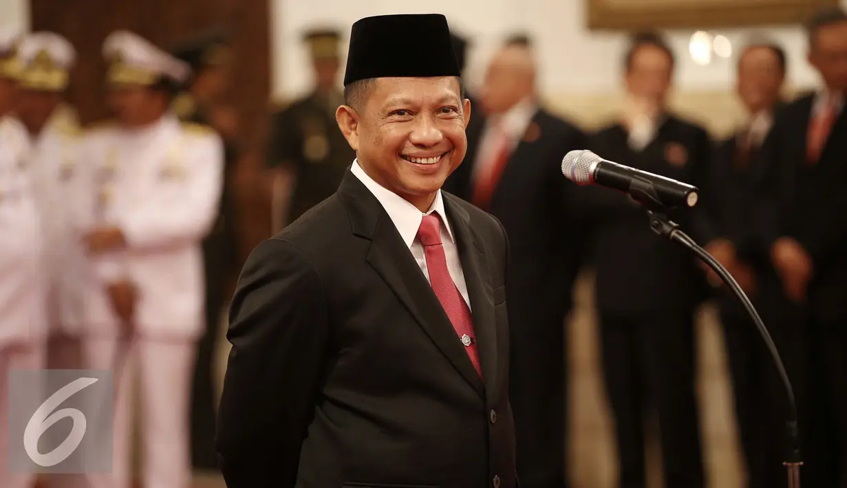 Irjen Tito Karnavian tersenyum pada awak media sebelum dilantik oleh Presiden Jokowi di Istana Negara, Jakarta, Rabu (16/3). Tito Karnavian dilantik menjadi Kepala BNPT dari jabatan sebelumnya Kapolda Metro Jaya. (Liputan6.com/Faizal Fanani)