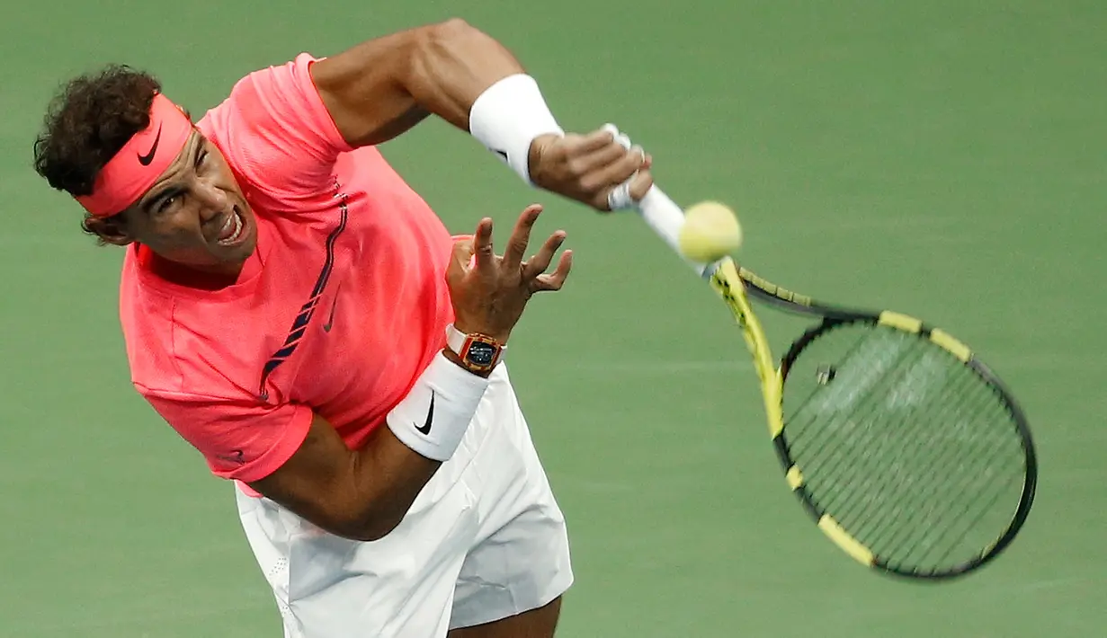 Petenis asal Spanyol, Rafael Nadal mengembalikan bola ke arah petenis Rusia, Andrey Rublev pada perempatfinal turnamen AS Terbuka 2017 di New York, Rabu (6/9). Nadal mengalahkan Andrey Rublev tiga set langsung 6-1, 6-2, 6-2. (AP Photo/Adam Hunger)