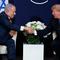 Presiden AS, Donald Trump, berjabat tangan dengan Perdana Menteri Israel, Benjamin Netanyahu, saat bertemu di sela Forum Ekonomi Dunia, Davos (25/1). (AP Photo / Evan Vucci)