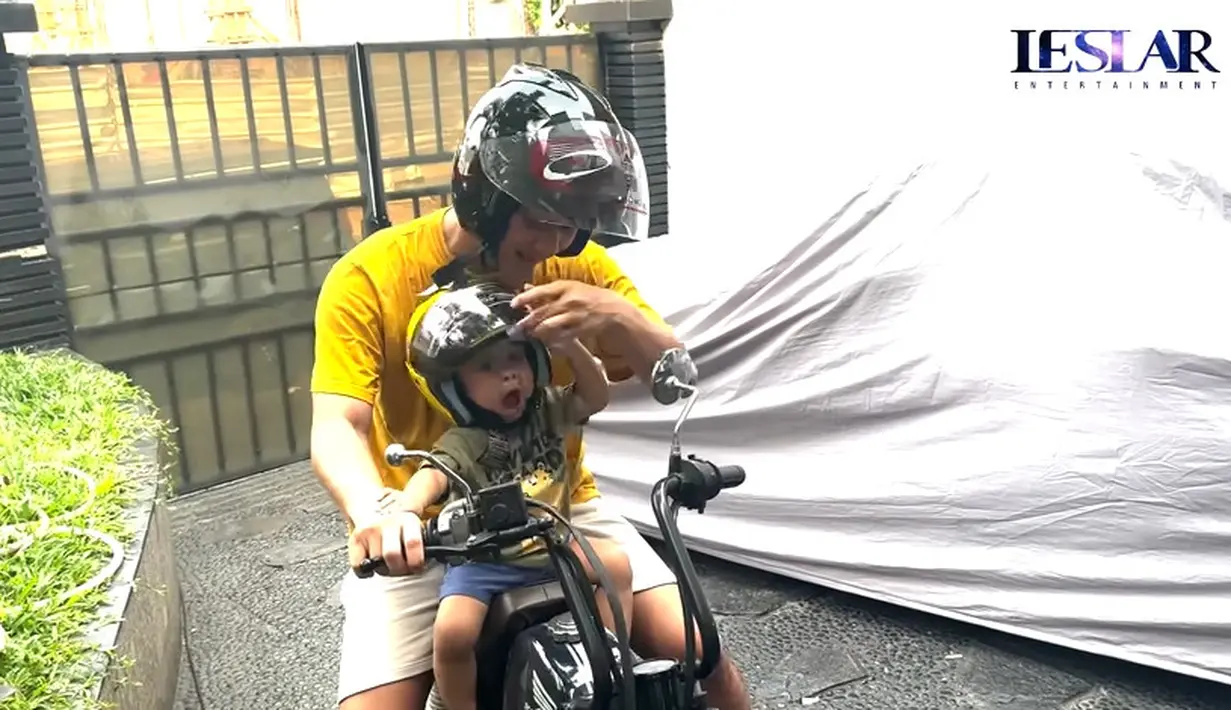 "Ba," kata Abang L seperti dilansir dari kanal Youtube Leslar Entertainment. [Youtube/Leslar Entertainment]