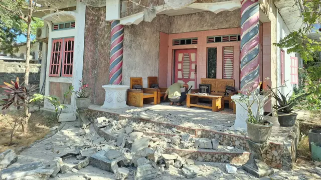 Kondisi rumah warga yang rusak akibat gempa (Liputan6.com/Ola Keda)