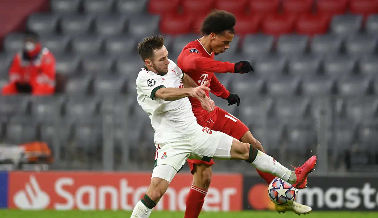 Gelandang Bayern Munchen, Leroy Sane, berebut bola dengan gelandang Lokomotiv Moscow, Maciej Rybus, pada laga Grup A Liga Champions di Allianz Arena, Kamis (10/12/2020) dini hari WIB. Bayern Munchen menang 2-0 atas Lokomotiv Moscow. (AFP/Christof Stache)