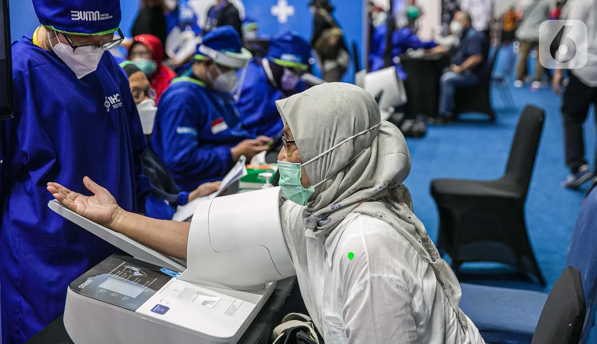 Petugas mengecek kesehatan lansia saat menghadiri kegiatan Sentra Vaksinasi Bersama COVID-19 di Istora Senayan, Jakarta, Senin (15/3/2021). Sentra Vaksinasi Bersama COVID-19 bagi lansia ini berlangsung pada 8 Maret hingga 10 Mei 2021. (Liputan6.com/Faizal Fanani)